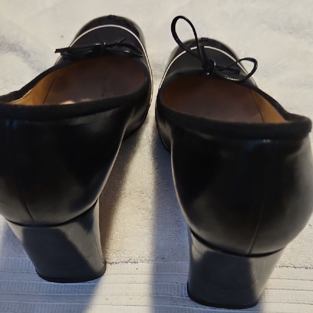 CHANEL Black Leather Ballet Flats with Contrast Trim and Bow - Picture 6 of 13